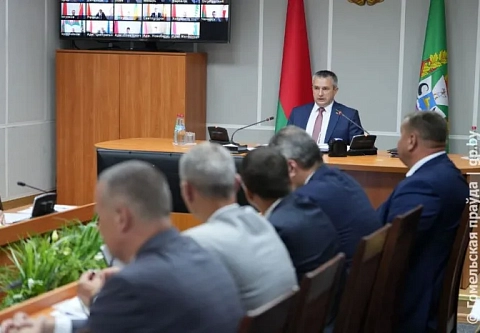 Не можете организовать — не пеняйте на дожди. На аппаратном совещании облисполкома рассмотрели вопросы торговли, благоустройства и уборочной кампании