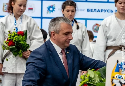 В награждении призеров командных соревнований в рамках II Игр стран СНГ принял участие губернатор Иван Крупко