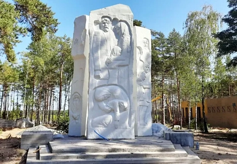 В мемориальном комплексе в память узников Озаричского лагеря смерти полным ходом идет большая реконструкция
