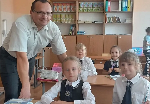 Стереотип о том, что обучать и воспитывать младших школьников должна женщина, развеивает мозырянин Валерий Викторович Трофимов