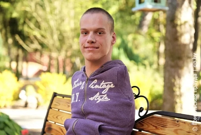 Жажда жизни Адама. Парень без обеих рук занимается блогерством и монтирует ролики