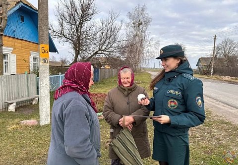 Речицкие спасатели провели обучающие беседы с сельчанами по маршруту работы автолавки