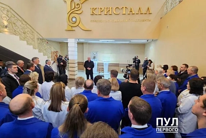 Александр Лукашенко совершил рабочий визит в Гомель. Точками на маршруте главы государства стали воинская часть в Новобелице и ювелирный завод "Кристалл"