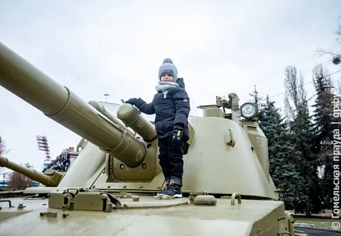 На площади Восстания развернулась выставка военной техники