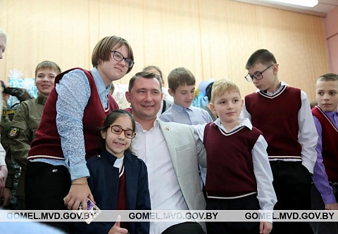 Концерт, подарки, фото на память: Алексей Талай посетил школу-интернат в Речицком районе