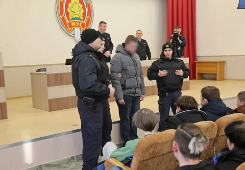 В Гомеле перед учащимися провели показательный арест несовершеннолетнего и двух взрослых
