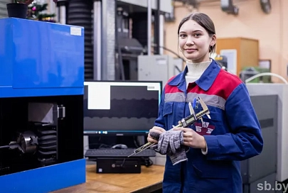 19-летняя Валерия Жукова устроилась на БМЗ, пойдя по стопам отца