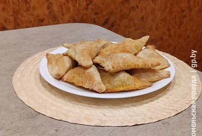 И на праздничный стол, и на перекус. Треугольники с курицей