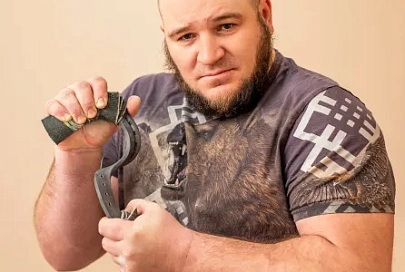 «Жене дарю цветы из гвоздей!» Силач Александр Хвесюк из Гомеля рвет отрывные календари и ломает подковы