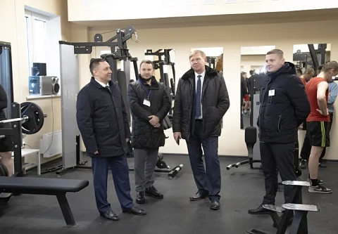 Большой поклонник футбола и хоккея... В рамках рабочей поездки помощник Президента – инспектор по Гомельской области Юрий Горлов посетил стадион в Лельчицах