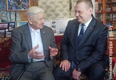 Добрыми делами вы заслужили уважение. С 90-летием руководителя областного отделения фонда мира Тимофея Глушакова поздравил Дмитрий Алейников