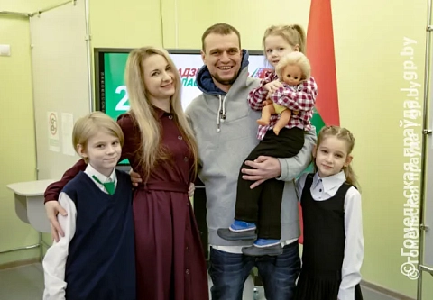 Папа, мама, я: многодетная семья Кондратьевых из Гомеля проголосовала досрочно