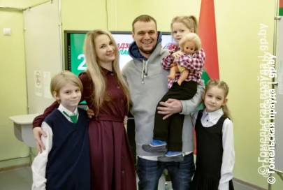 Папа, мама, я: многодетная семья Кондратьевых из Гомеля проголосовала досрочно