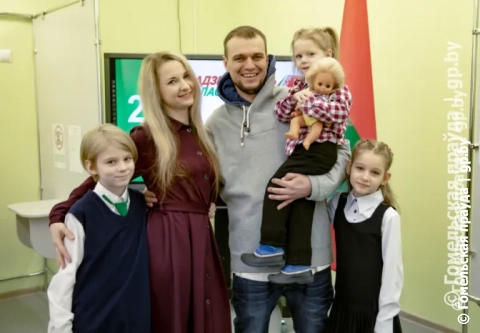 Папа, мама, я: многодетная семья Кондратьевых из Гомеля проголосовала досрочно