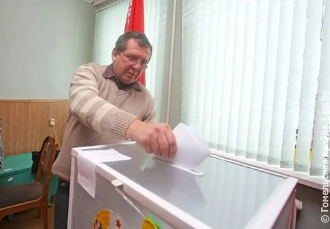 Живем в мирное время, строим планы на будущее: как проходит второй день досрочного голосования в Буда-Кошелевском районе