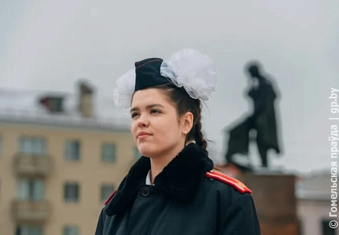 Школьники Гомеля начали нести вахту памяти у братской могилы советских воинов и подпольщиков на площади Труда