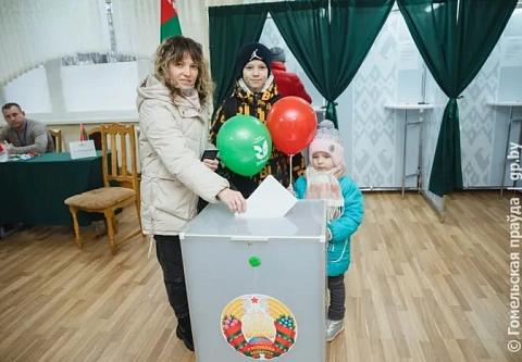 Мастер-класс и ярмарка вакансий: как проходят выборы в Железнодорожном районе Гомеля