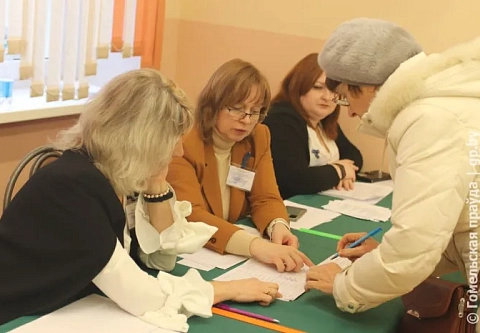 В единый день голосования граждане активны на избирательных участках Центрального района Гомеля