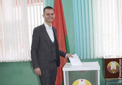 Тандем из молодости и опыта. На участки для голосования в Мозырском районе приходят избиратели  разного возраста