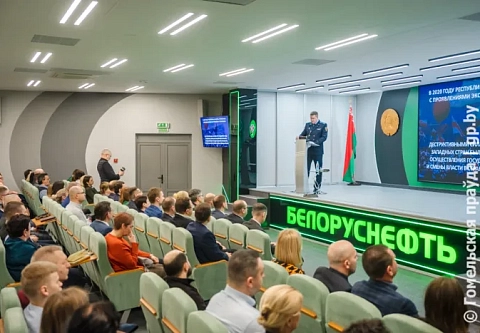 Уроки истории начали забываться. Прокурор Гомеля Владислав Жураковский встретился с трудовым коллективом «Белоруснефти»