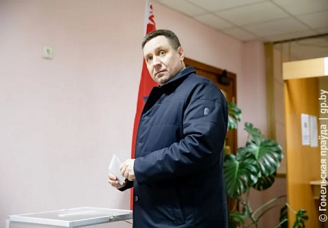 Помощник Президента – инспектор по Гомельской области Юрий Горлов проголосовал на избирательном участке № 97