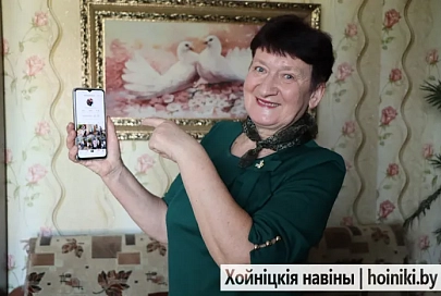 «Свиньям есть дам. Баню вытоплю. Потом снимаю видео». Пенсионерка из Хойникского района стала звездой TikTok 