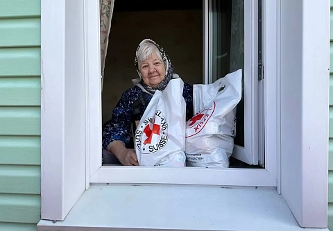 Представители Красного Креста на лодке доставили продукты и средства гигиены жителям окруженной водой Поляновки 