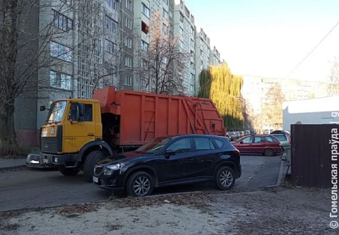 Водители крупногабаритной спецтехники в городских дворах напоминают каскадеров