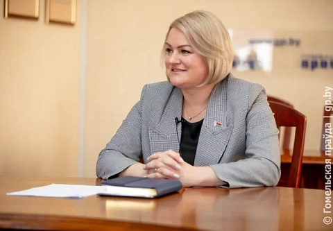 Председатель Октябрьского райисполкома Ирина Намоченко: «Превратили бетонный забор в галерею»
