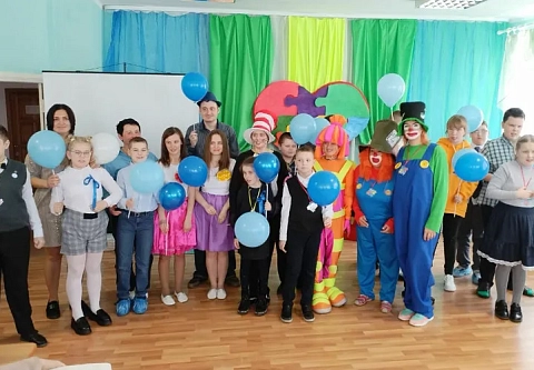В Жлобине прошла игровая площадка для особенных детей «Зажги синим»
