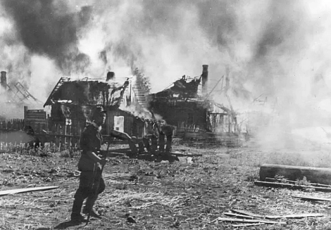 Изрезали тело кинжалом, затем бросили в костер. Так гитлеровцы расправлялись с мирными жителями Комарина 