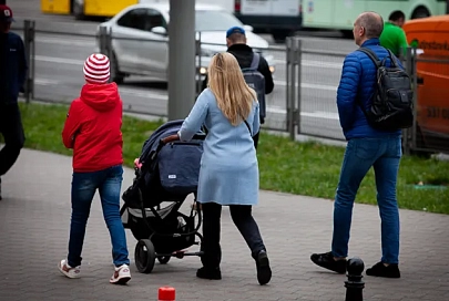 Выпивала, запрещала детям трогать еду в холодильнике, выгнала дочь из дома. В Гомеле многодетную мать лишили родительских прав