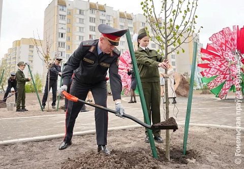 В Гомеле в преддверии 105-летия УВД облисполкома состоялась закладка новой Аллеи милиции