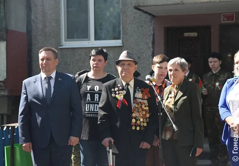 В канун Дня Великой Победы помощник Президента - инспектор по Гомельской области Юрий Горлов вручил памятный нагрудный знак ветерану войны Алексею Головацкому