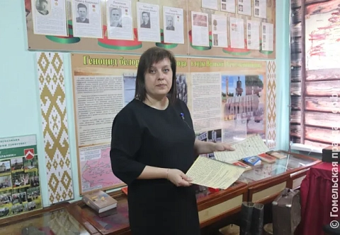 Директор средней школы № 2 Чечерска Ольга Цалко провела экскурсию по музею «История школы – история города» для корреспондента «Гомельскай праўды»