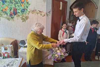 Узницу концлагеря «Озаричи» Анну Григорьевну Банкрашкову поздравили с наступающим Днем Победы учащиеся средней школы №28 Гомеля имени Э.В.Серегина