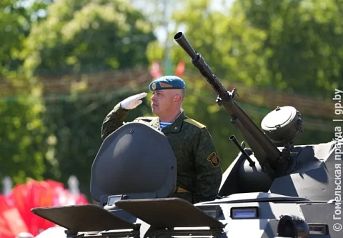 По случаю Дня Победы в Гомеле состоялось торжественное прохождение воинских подразделений, силовых структур, кадетских классов (фоторепортаж)