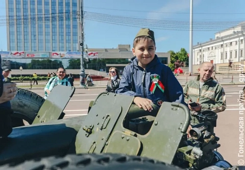 Великая поступь войны. В Гомеле на площади Ленина свою концертную программу представили творческие коллективы детских школ искусств и Дворцов культуры областного центра