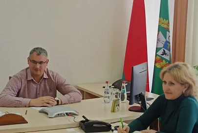 «Продавцы пластиковых цветов на рынке в Калинковичах уже почти вышли на проезжую часть». Заместитель председателя облисполкома Андрей Барановский провел прямую линию