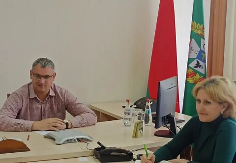 «Продавцы пластиковых цветов на рынке в Калинковичах уже почти вышли на проезжую часть». Заместитель председателя облисполкома Андрей Барановский провел прямую линию