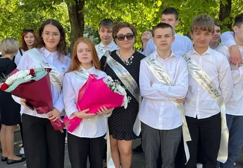 С особым чувством. Сегодня последний звонок прозвучал для почти 2,5 тысяч 11-классников и 9-классников Мозырщины