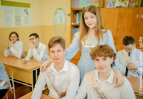 Под звуки нестареющего вальса: для выпускников 9-х и 11-х классов прозвучал последний звонок 