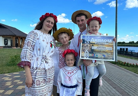 Колка дров на скорость и блины в полевых условиях: областной этап семейного сельскохозяйственного проекта «Властелин села» прошел в агорогодке Лясковичи Петриковского района