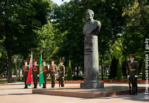 Почтить память легендарного предка. В сквере имени Андрея Громыко состоялись торжественный митинг и возложение цветов к памятнику дипломату