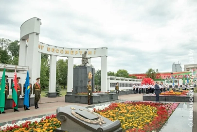 В Гомеле на Аллее Героев состоялся торжественный митинг, посвященный Дню Независимости и 80-й годовщине освобождения Республики Беларусь от немецко-фашистских захватчиков