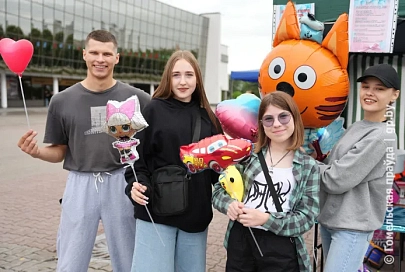 В  Гомеле на площадке у Ледового дворца работали выставки, детские аттракционы, торговые ряды