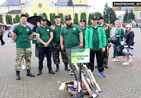 Рабі, як бацька: в Речице впервые прошел чемпионат по колке дров