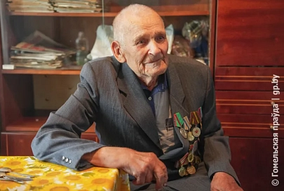 «Такого вкусного хлеба не ел никогда». В свои 94 Владимир Киселев из Кольно Житковичского района занимается огородом и ездит на электроскутере