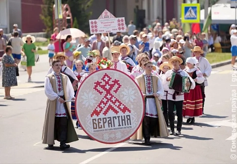 С размахом! В горпоселке Октябрьский прошел XII Республиканский фестиваль фольклорного искусства «Берагіня»