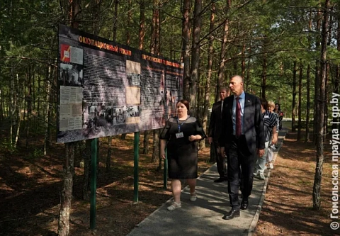 Первым пунктом рабочей поездки Дмитрия Крутого стала памятная зона "Рубеж" на границе Лельчицкого и Житковичского районов